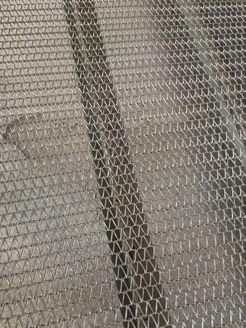 奔馳漏油事件持續(xù)發(fā)酵 關西金屬網誠信商家生產誠信產品金屬輸送帶