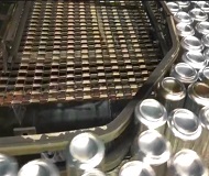 展示不銹鋼網(wǎng)帶在輸送易拉罐的工作流程
